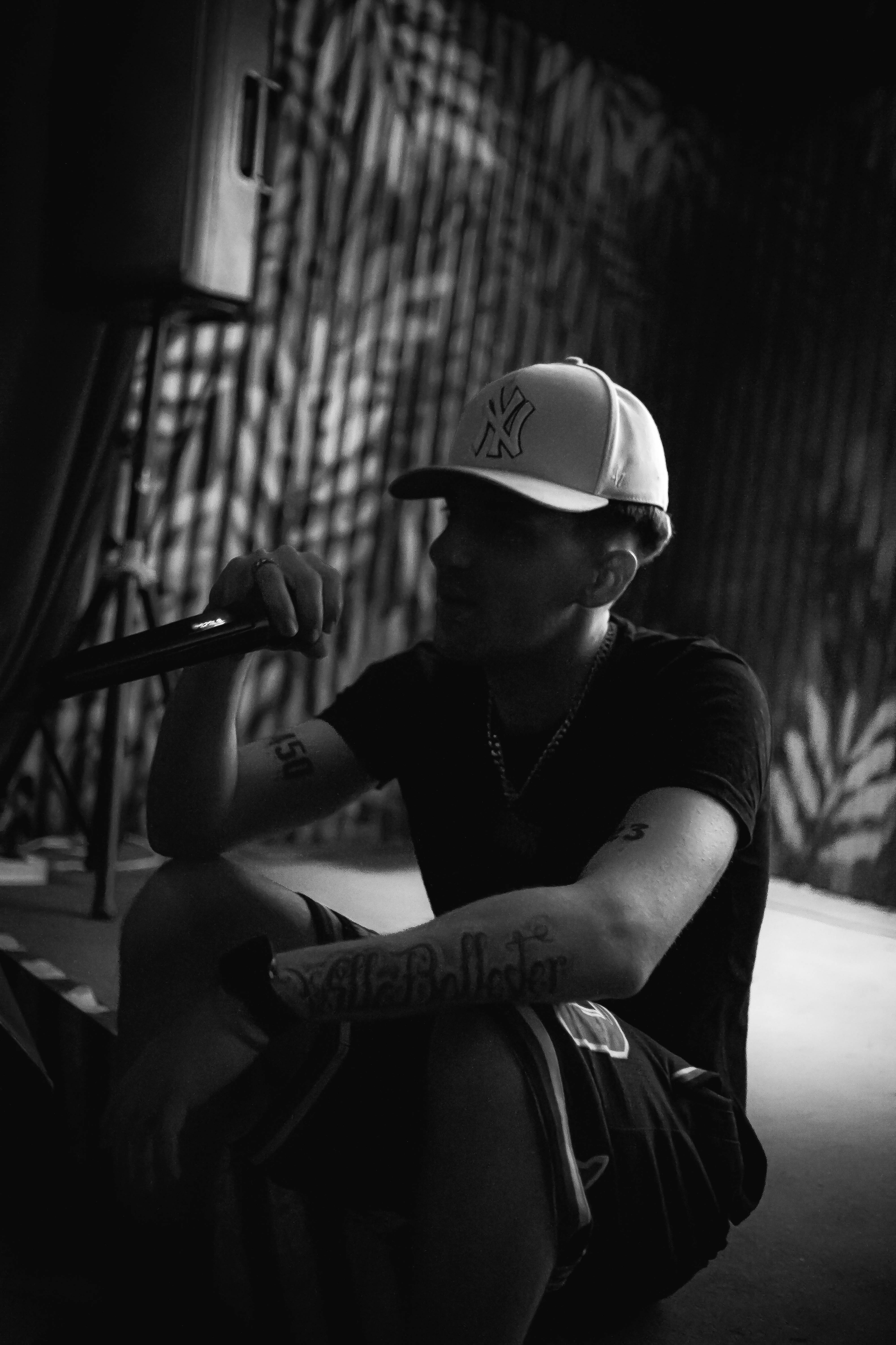 Leito cantando en vivo durante un show